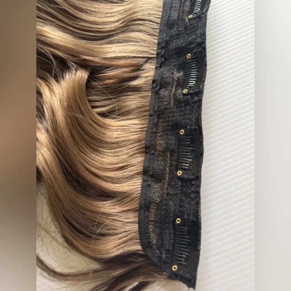 One piece Clip in Wavy Clip in hair extensions - Dark brown with Caramel Blonde - Picture 7 of 10